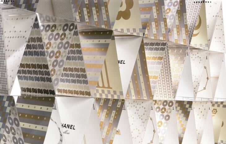 Ich&Kar sublime la collection joaillerie Chanel avec un dossier de presse unique : jeu de cartes somptueux, graphisme captivant.