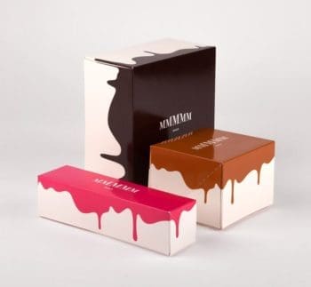 Packaging ludique chez Ich&Kar : les boîtes à gâteaux du Sketch dégoulinent de nappage chocolat, caramel ou framboise, offrant une expérience gourmande dès le départ.