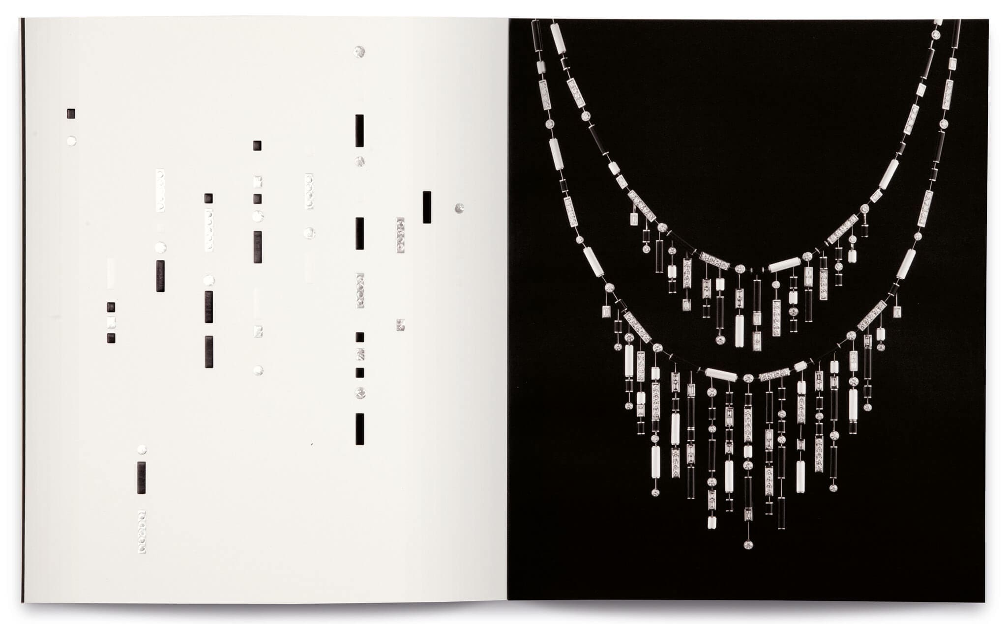 Double page du dossier de presse Chanel Ultra avec un collier une interprétation graphique en vernis et dorure, concept IchetKar