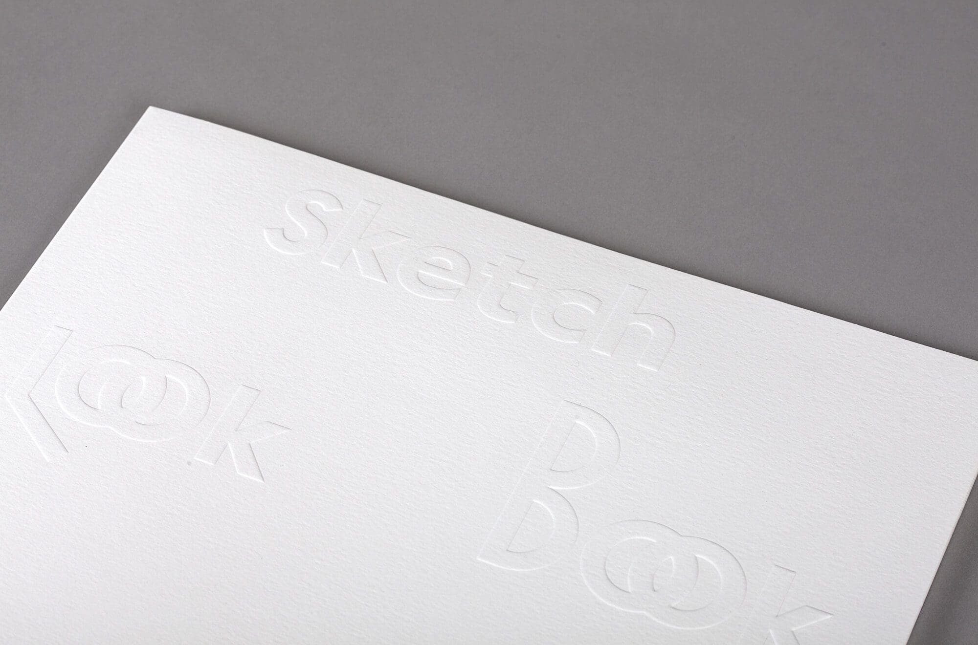 typographie en gaufrage en blanc sur blanc en l'honneur du sketch signé ichetkar