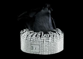 Photo de Jean Jacques Pallot, Helena propose une direction artistique noir et diamant pour la série Fashion du journal de la montre d'Iconofly d'Olivia Bransbourg,