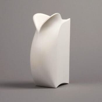 Ich&Kar crée "Seeds", un vase inspiré par la nature, où la fleur se transforme en anatomie féminine.