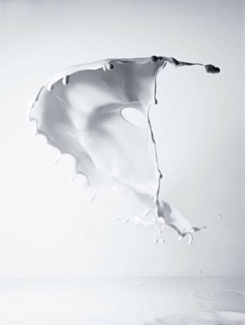 Photographié par Jean-Jacques Pallot, Helena, directrice artistique de la Milk-Factory, façonne une vision esthétique et poétique du lait.