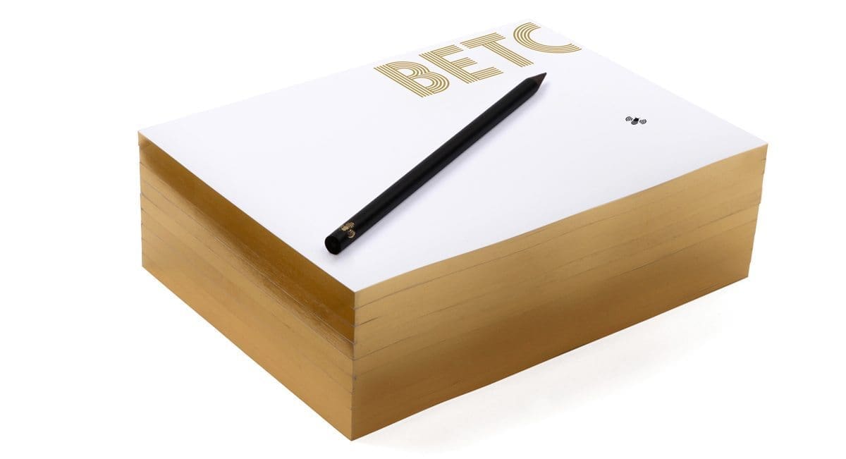 Le bloc note de l'agence de publicité BETC, dorure, logo et abeille qui se balade de feuilles en feuilles, design IchetKar