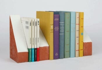 Ich&Kar propose "Books and Bricks" pour l'exposition BRIQUE IT au Lieu du Design. Un serre-livres, objet pratique, ludique et inventif.
