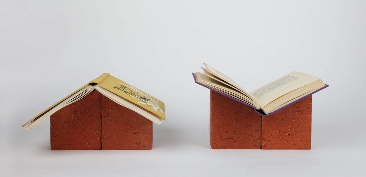 books and bricks, un repose-livres ou serre-livres, en briques coupées, résinées sur le dessus, feutrine sur le dessous, permet de composer sa bibliothèque à l’infini. Une création Ich&Kar.