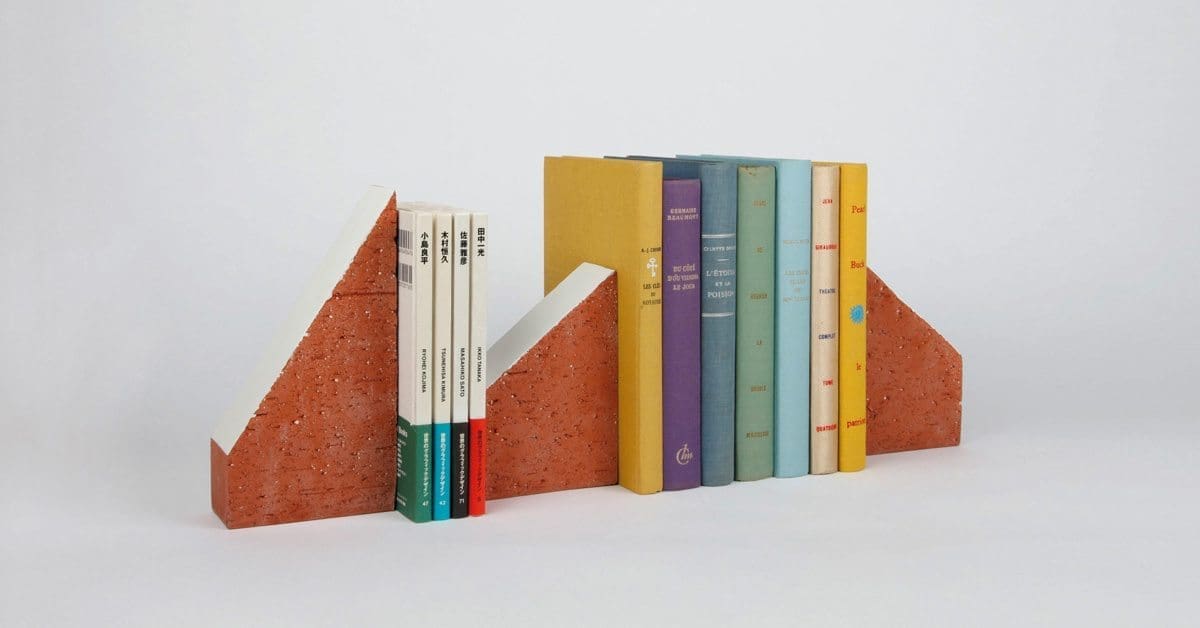 books and bricks, un repose-livres ou serre-livres, en briques coupées, résinées sur le dessus, feutrine sur le dessous, permet de composer sa bibliothèque à l’infini. Une création Ich&Kar.
