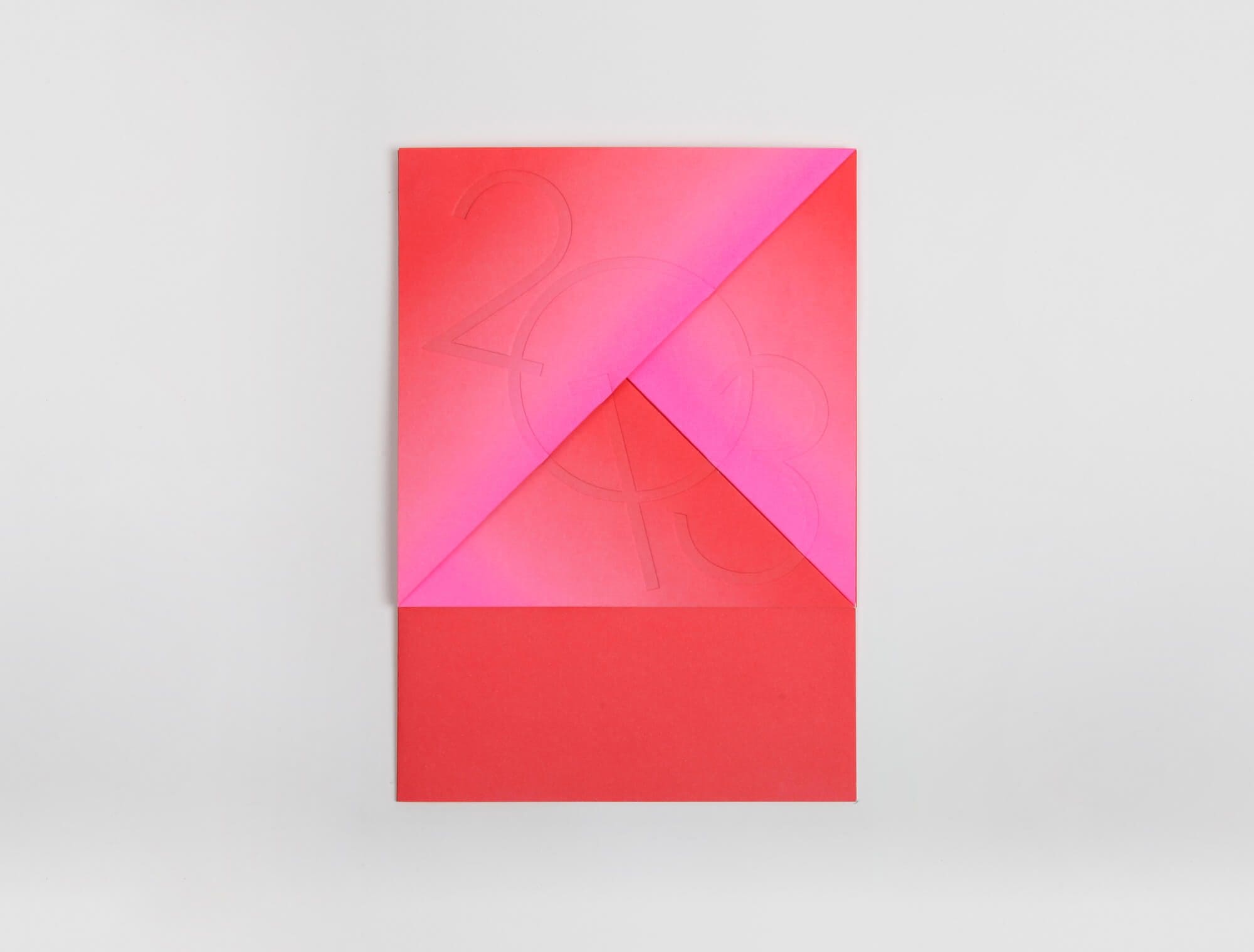Ich&Kar signe la carte de vœux 2013 des arts Décoratifs, dégradé de couleur rose et rouge, origami et gaufrage pour une année colorée