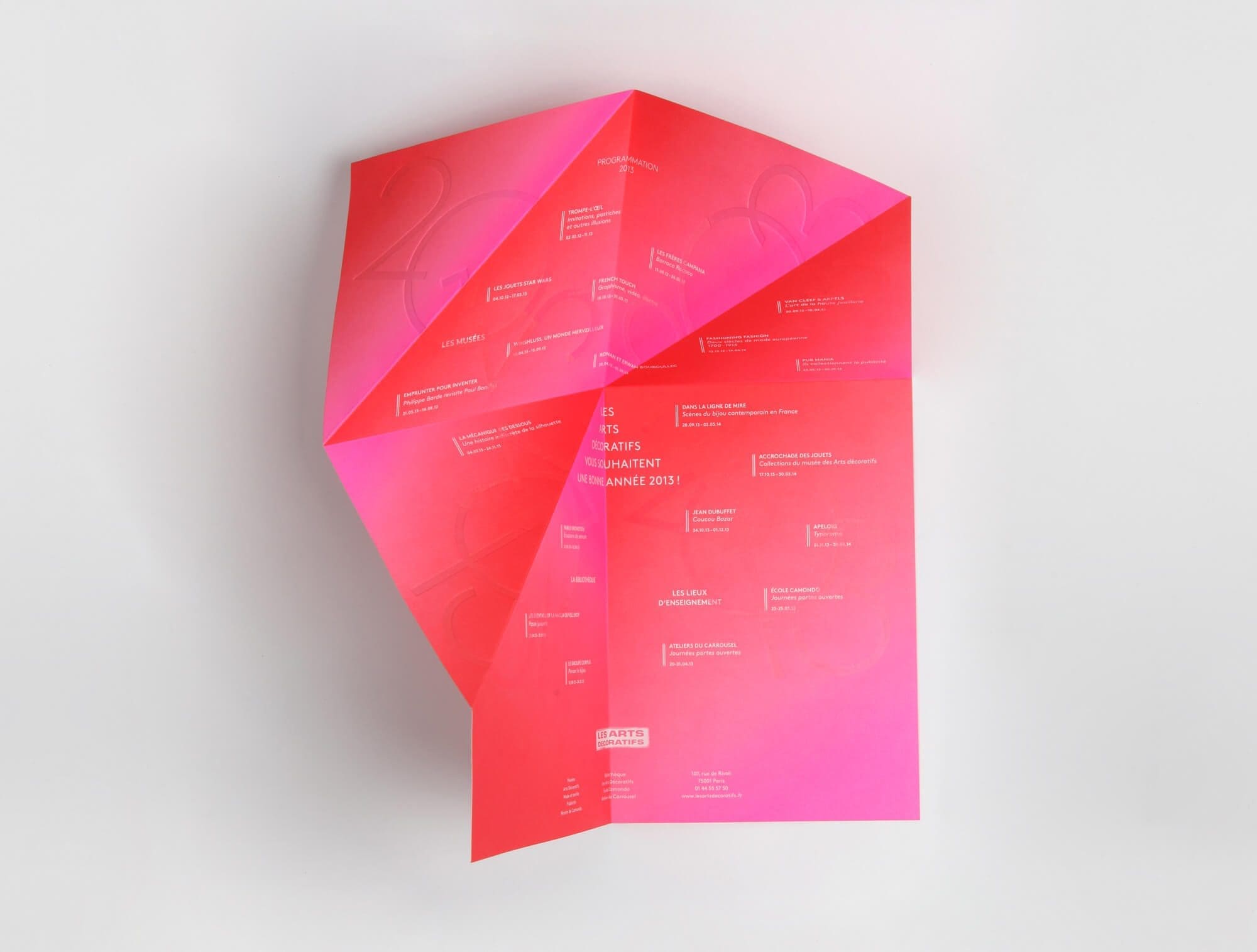 Origami, gaufrage, pliage, rose rouge, telle est la carte de vœux des arts décoratifs pour l'année 2013, un design et pliage signés IchetKar