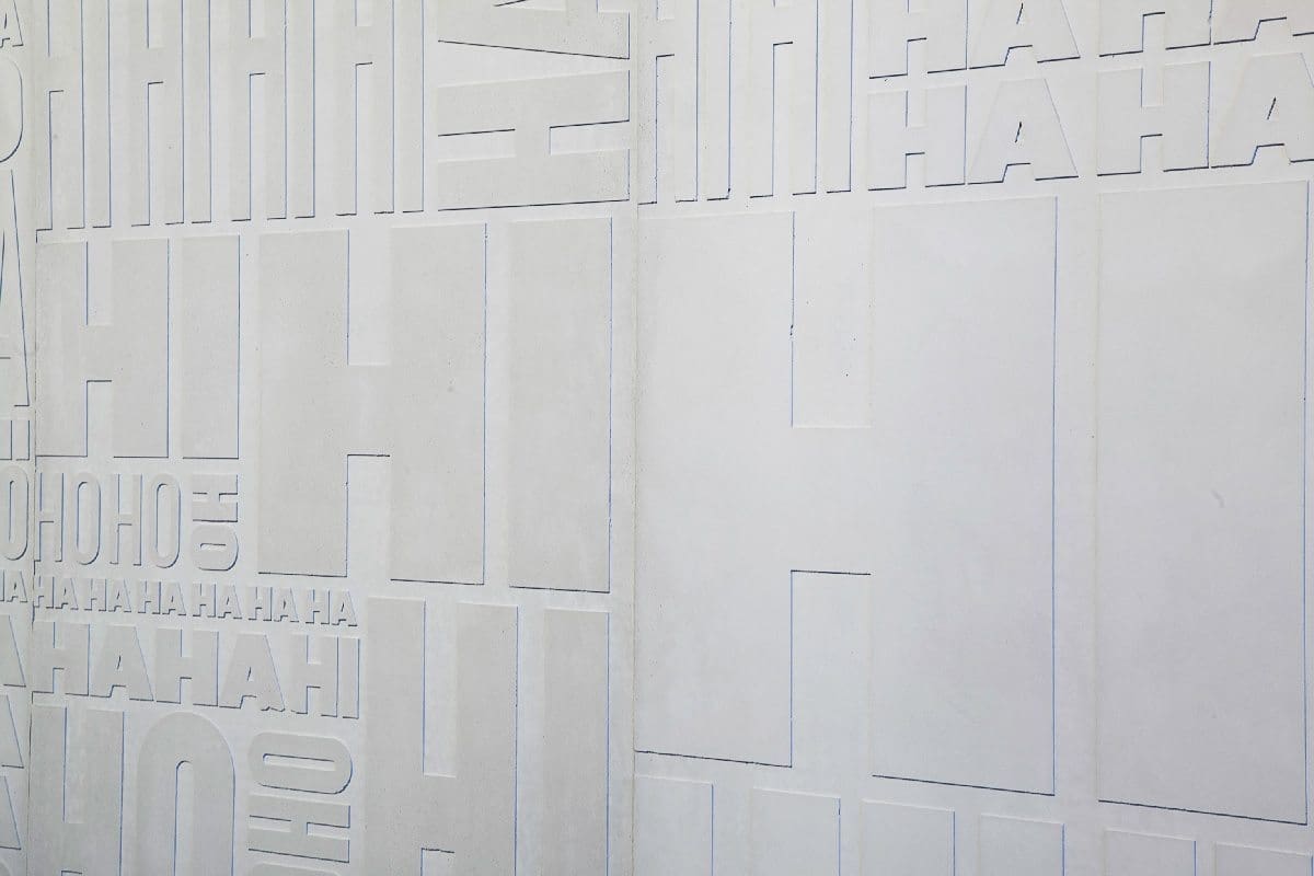 Ich&Kar dessine le Mur des Jubilation, un projet en béton réalisé par Concrete LCDA, un bas-relief, écho d’une multitude de rires : rire gras, rire fin, rire soutenu, rire aux éclats…