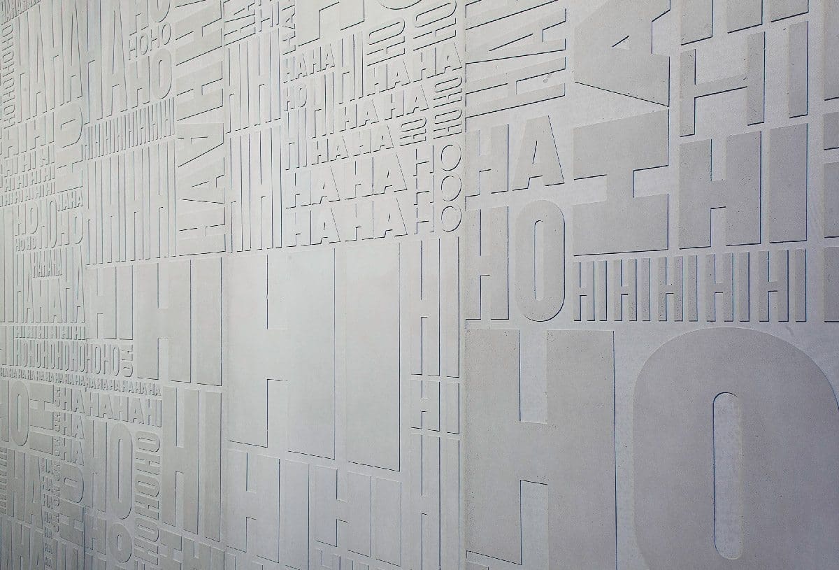 Ich&Kar dessine le Mur des Jubilation, un projet en béton réalisé par Concrete LCDA, un bas-relief, écho d’une multitude de rires : rire gras, rire fin, rire soutenu, rire aux éclats…