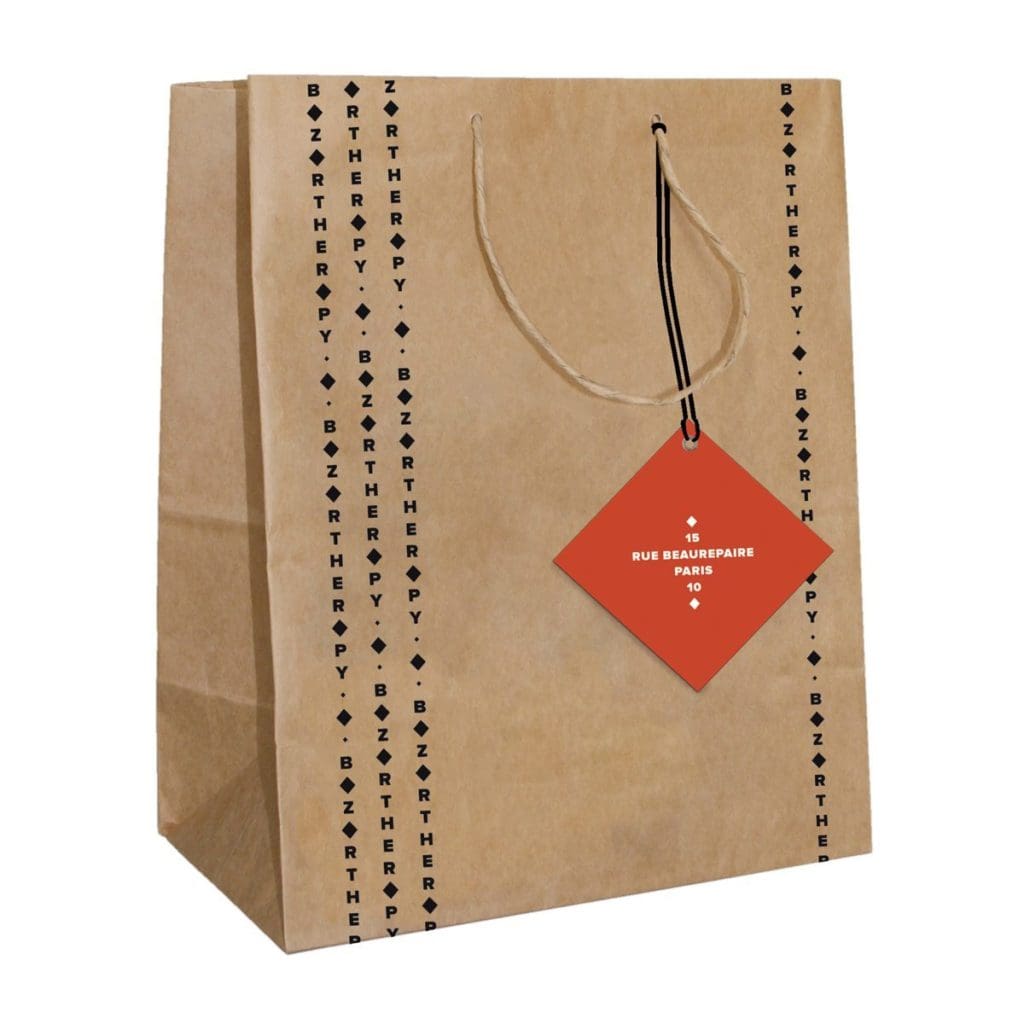 Emballage, sac en papier avec tampon pour l'identité visuelle de la boutique parisienne Bazartherapy. Design Ich&Kar.