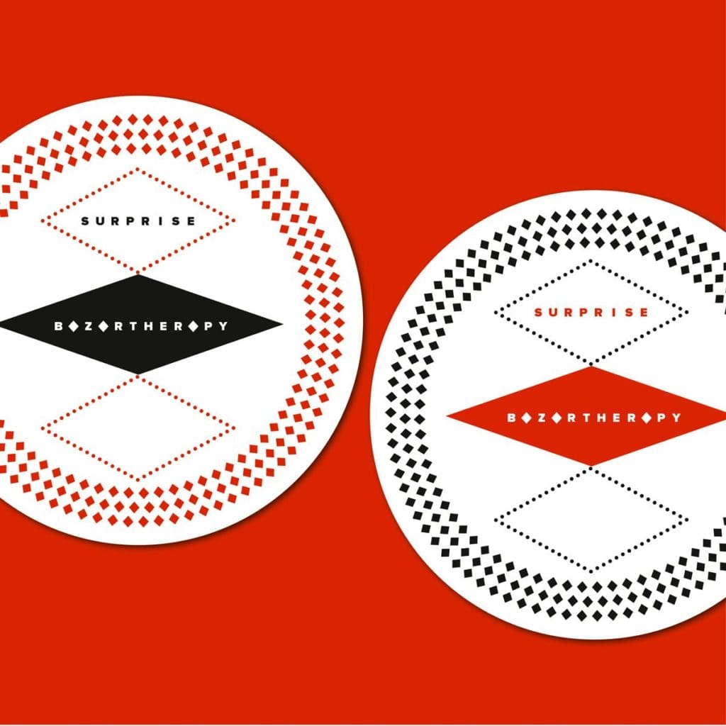 Design graphique en noir blanc et rouge, réalisé pour les pochettes surprises de Bazartherapy, signé Ich&Kar.