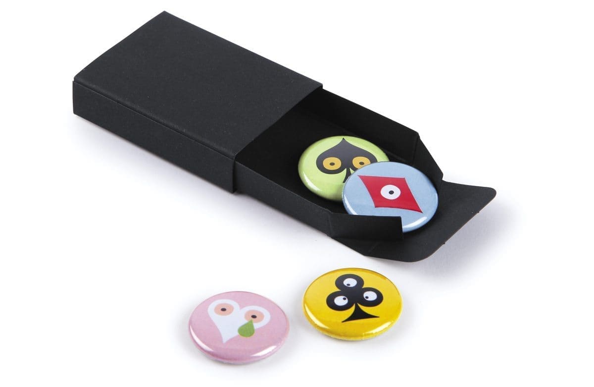 Minibox Pokerface, une série de quatre petits badges aux motifs Pokerface Cœur Carreau Trèfle et Pique, éditée par Ich&Kar.