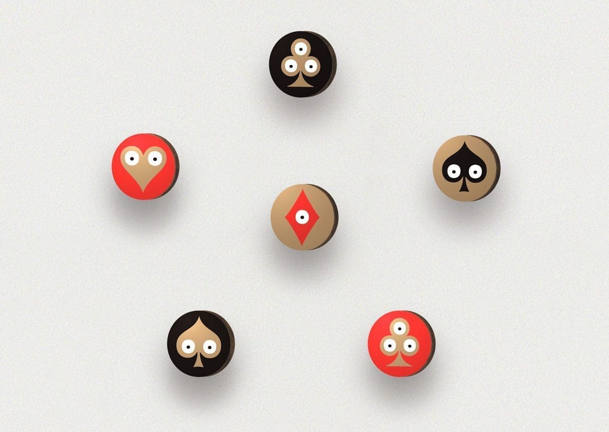 Pokerface Patères ronds avec des motifs de cœur, carreau, trèfle et pique réalisés par Ich&Kar pour Bazartherapy.