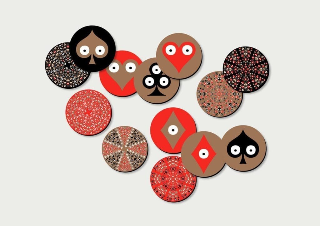Dessous de plats de couleurs or, noir et rouge aux motifs de cœur, carreau, trèfle et pique. Design Ich&Kar.