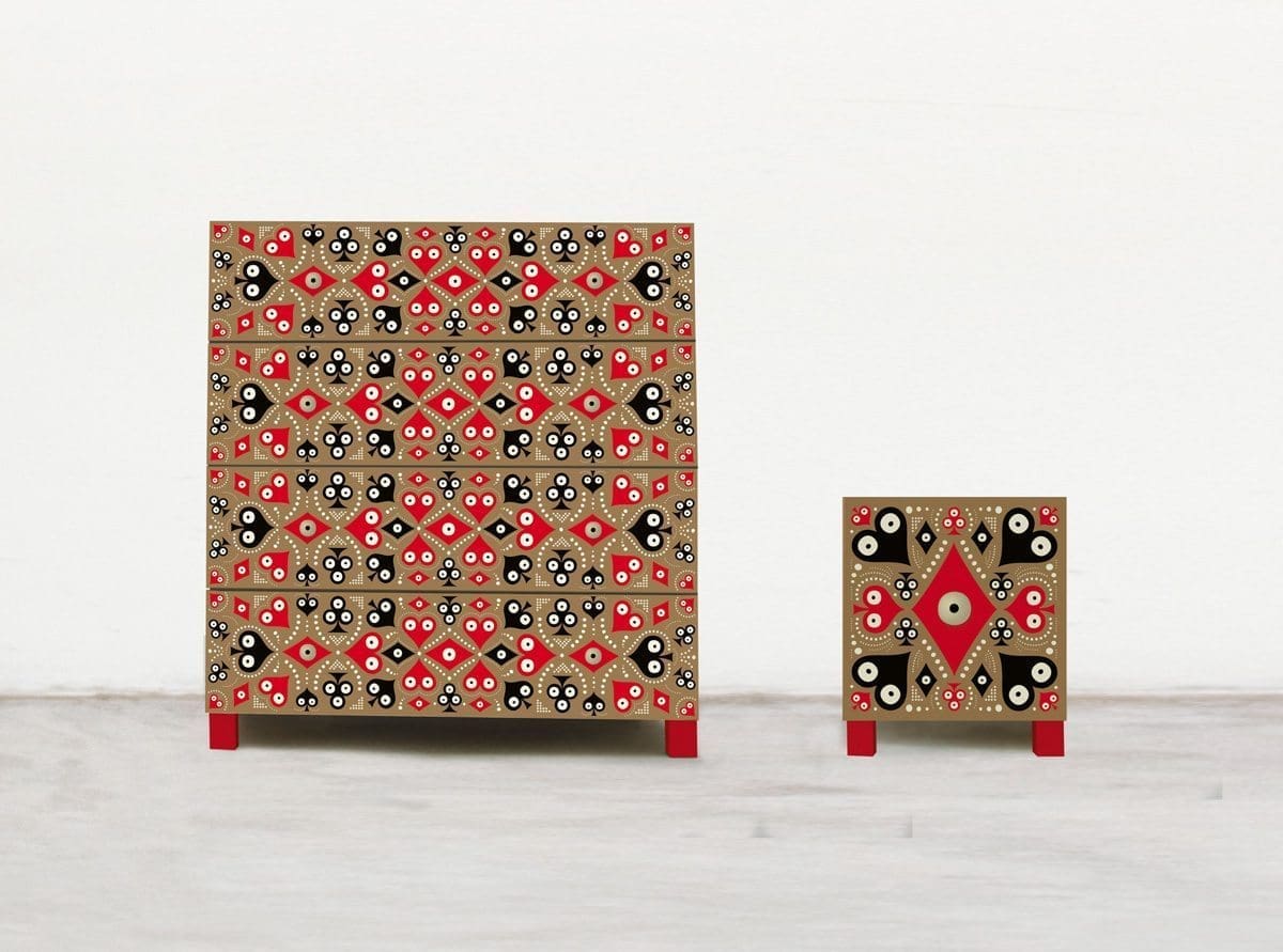 Pokerface, une série de commodes et consoles crées par Ich&Kar pour l'éditeur Bazartherapy. Motif dentelle de Cœur Carreau Trèfle et Pique.