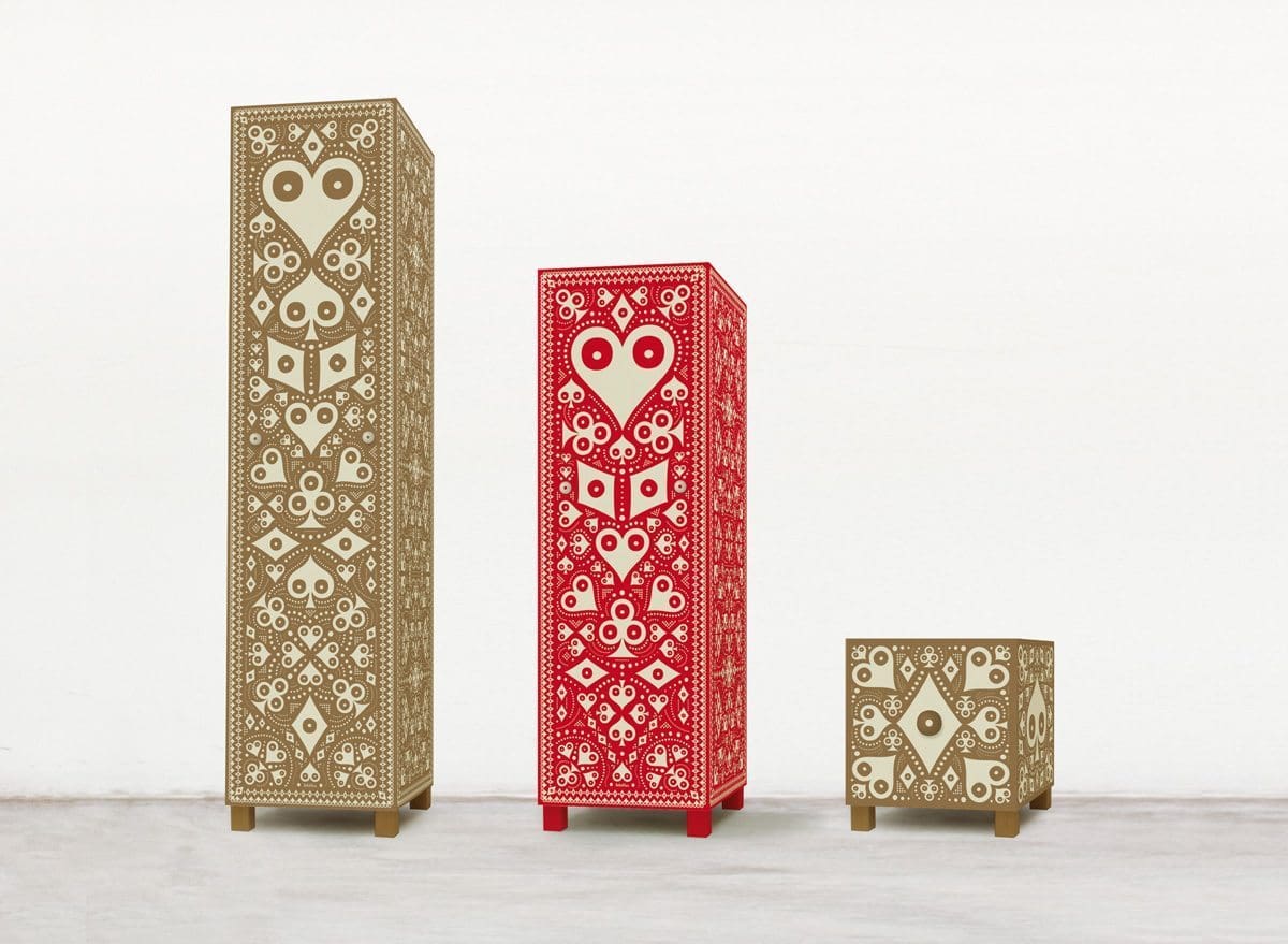 Pokerface, une série de mobiliers imaginés par Ich&Kar, édition Bazartherapy. Deux colonnes de rangement et une boite de rangement.