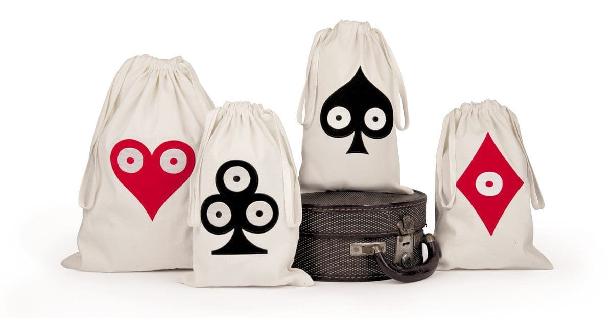 Sacs à baluchon et pochette de voyage en coton blanc avec motifs Pokerface Cœur Carreau Trèfle et Pique, rouges et noirs en feutrine brodé. Créations Ich&Kar, édition Bazartherapy