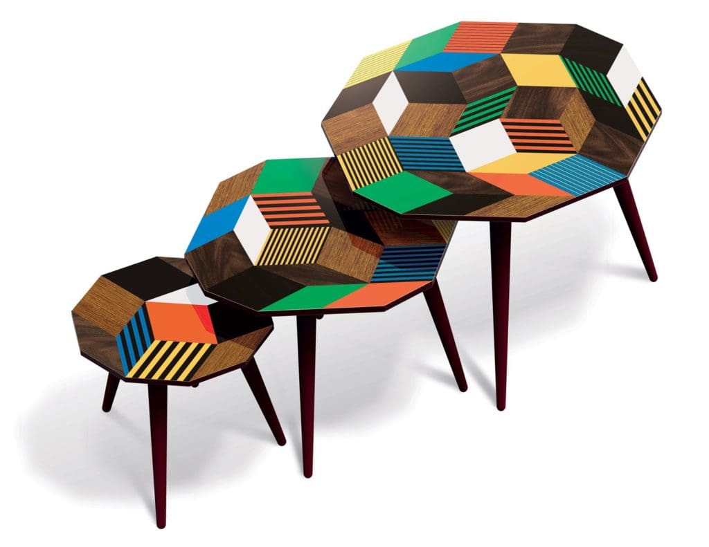 Trio de tables basses Penrose Crazy Wood, inspirés du pavages de Penrose aux motifs géométrique. Design Ich&Kar, édition Bazartherapy.