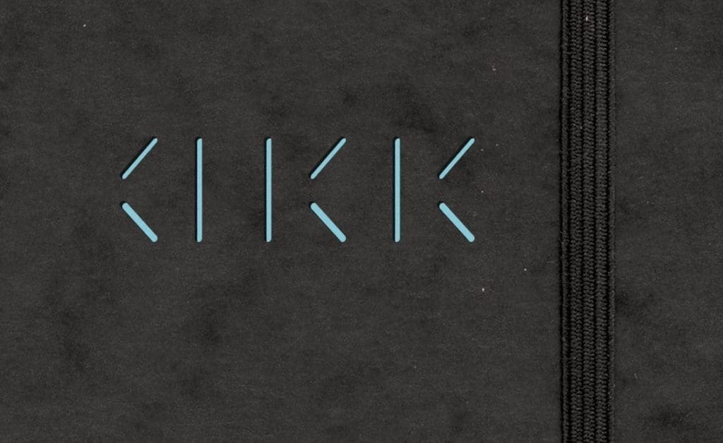 Détail d'une chemise d'Annabel Karim Kassar, découpe faisant apparaitre le bleu de la carte de visite situé à l'intérieur de la chemise, design Ich&Kar.