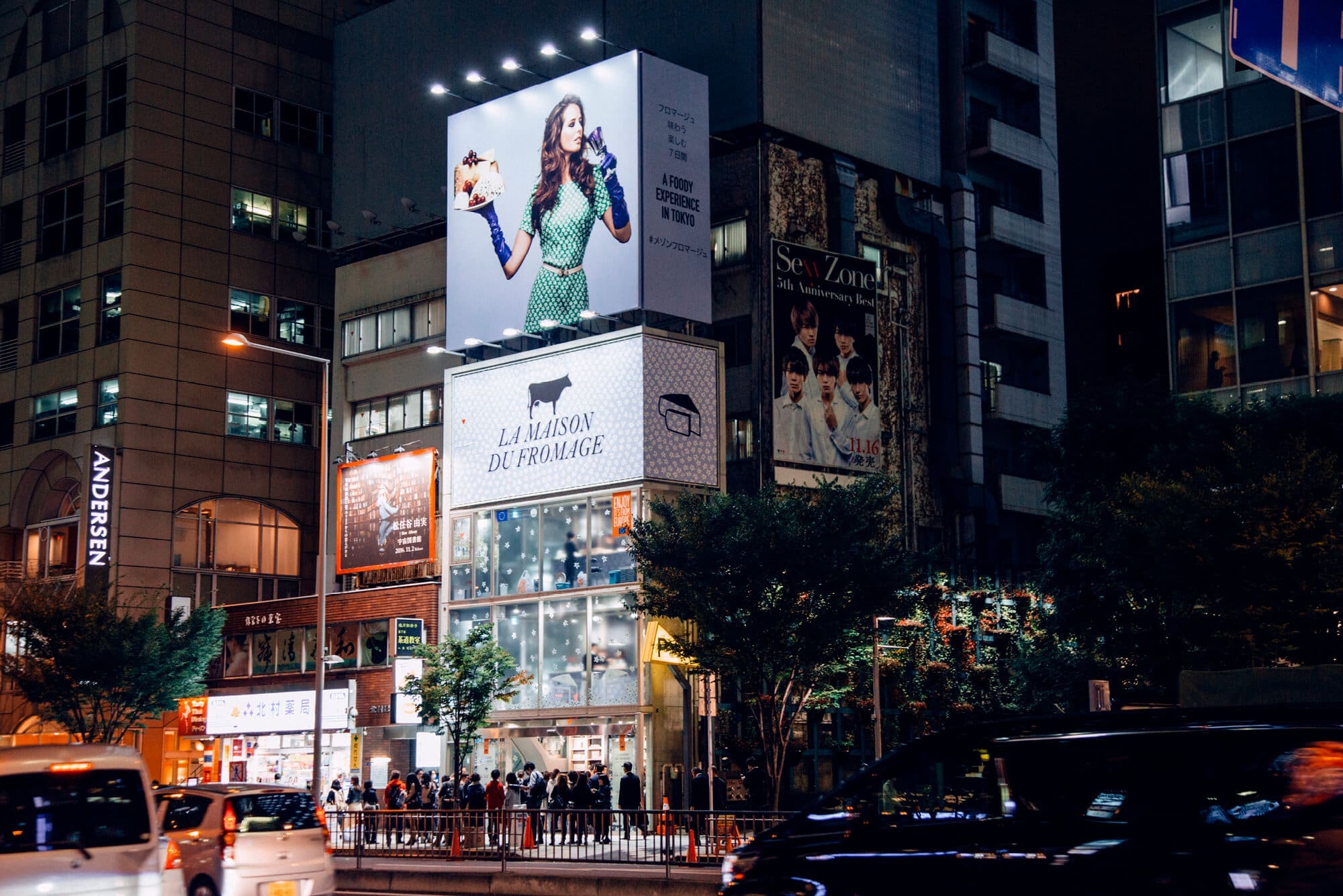 Pop-up store réinventé par Ich&Kar pour La Maison du Fromage à Tokyo, une fusion poétique de printemps et d'identité globale à Shibuya