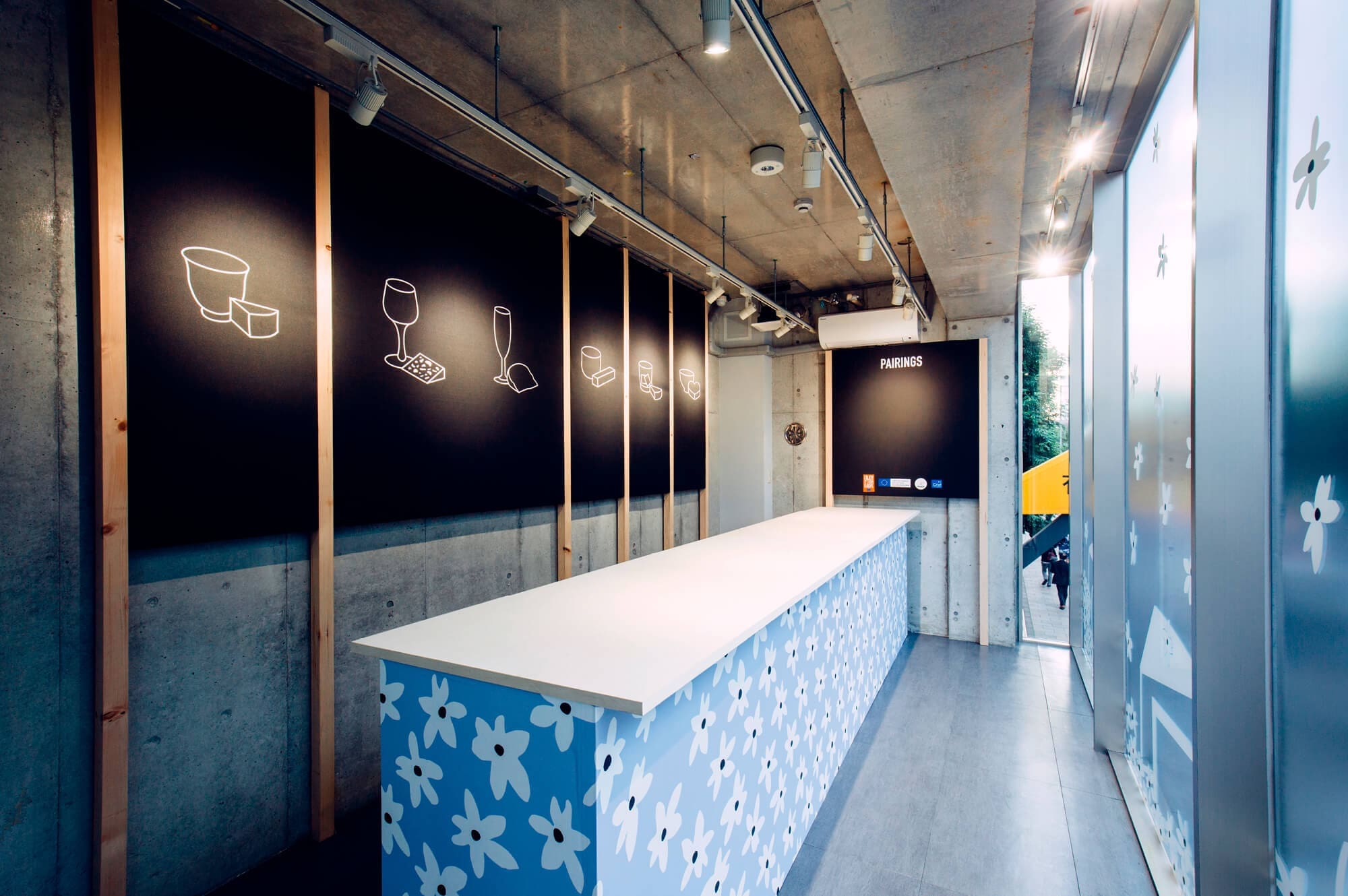 Pop-up store réinventé par Ich&Kar pour La Maison du Fromage à Tokyo, une fusion poétique de printemps et d'identité globale à Shibuya