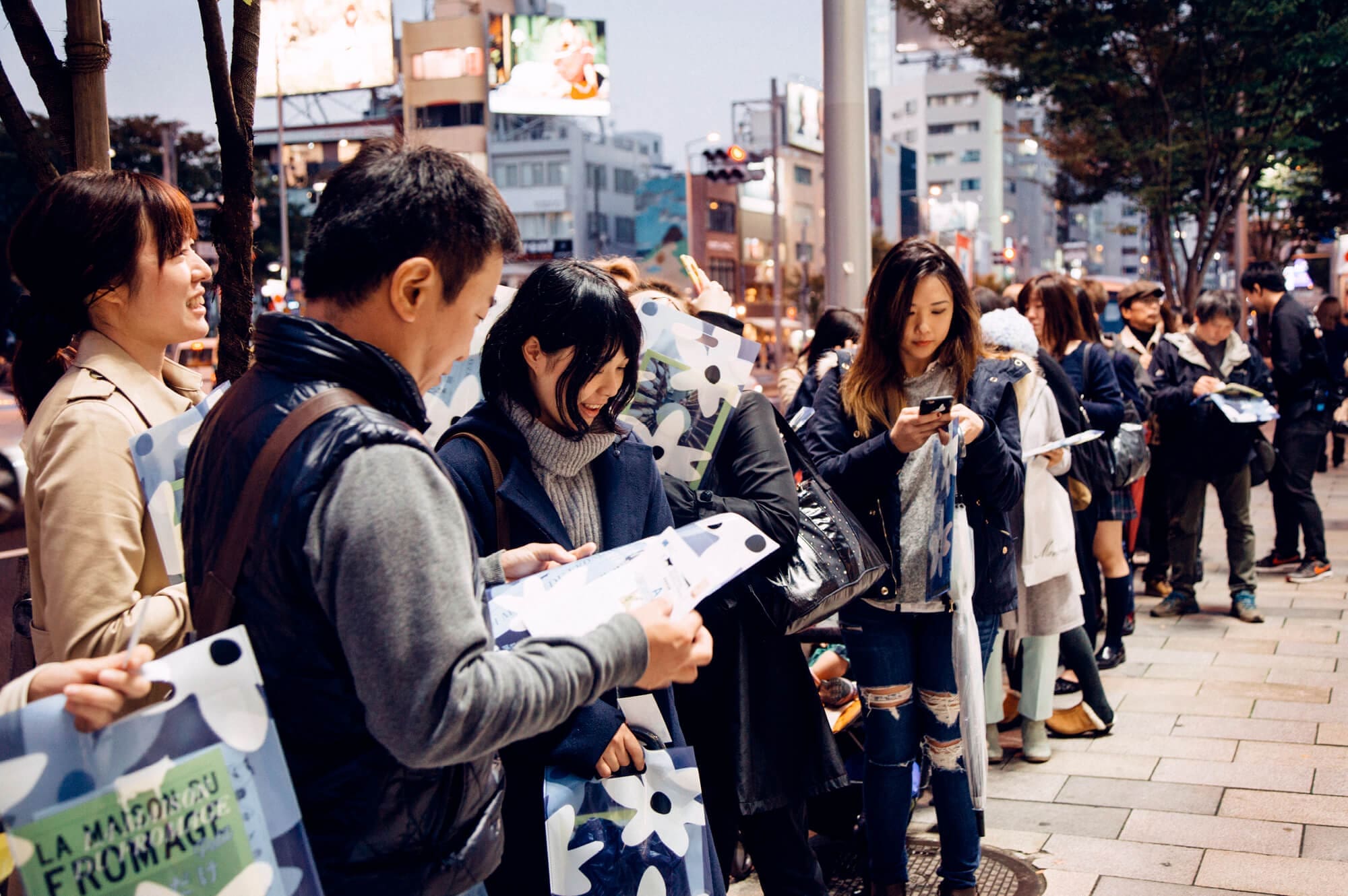 Pour la maison du fromage, IchetKar design la façade de l'événement ainsi que tous les supports de communication dont le journal de l'évènement