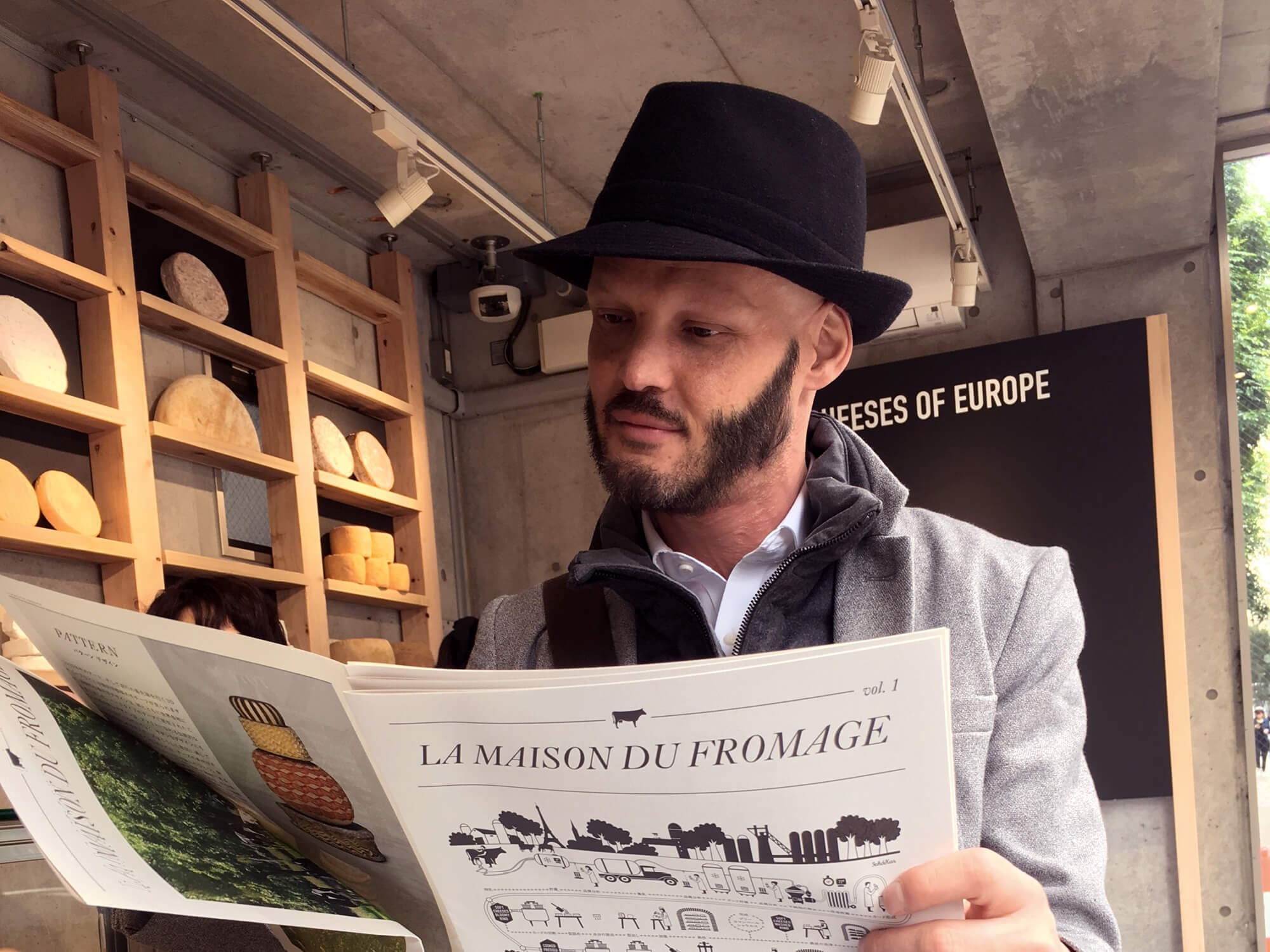 Pour la maison du fromage, IchetKar design la façade de l'événement ainsi que tous les supports de communication dont le journal de l'évènement