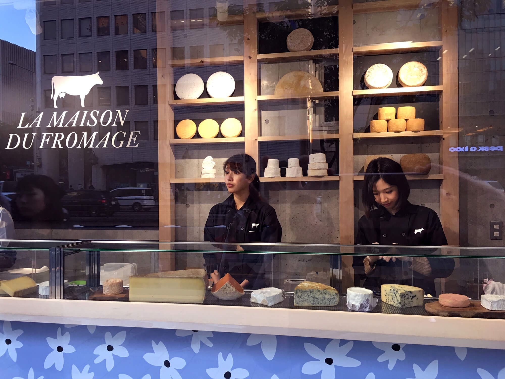 Pour la maison du fromage, IchetKar design l'intérieur du pop up ainsi que tous les supports de communication.