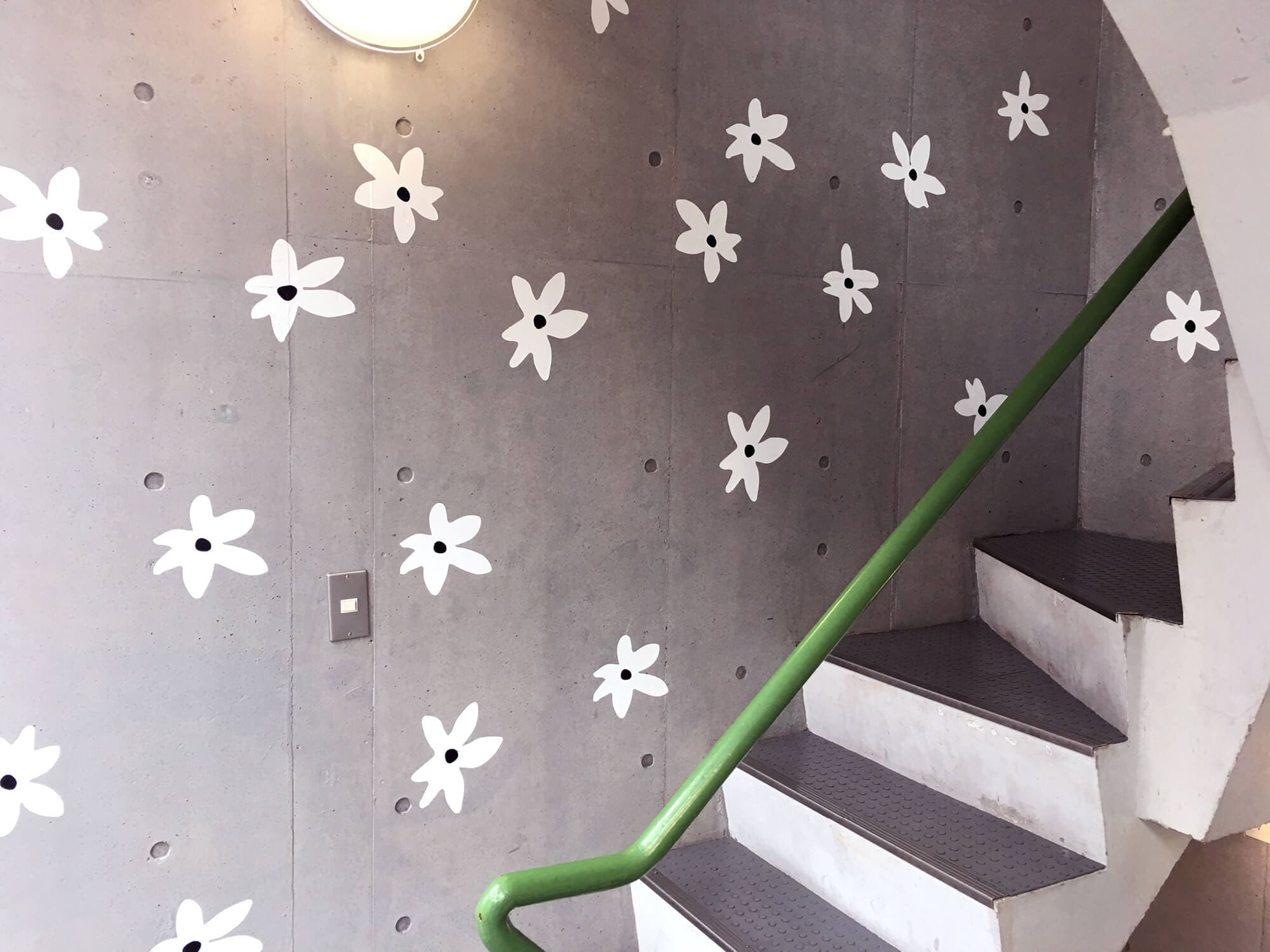 Pop-up store réinventé par Ich&Kar pour La Maison du Fromage à Tokyo, une fusion poétique de printemps et d'identité globale à Shibuya