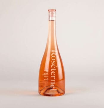 Ich&Kar donne style à la bouteille de Roséternel, le vin rosé aromatisé de la Côte d'Azur, pour un apéritif chic et décontracté.