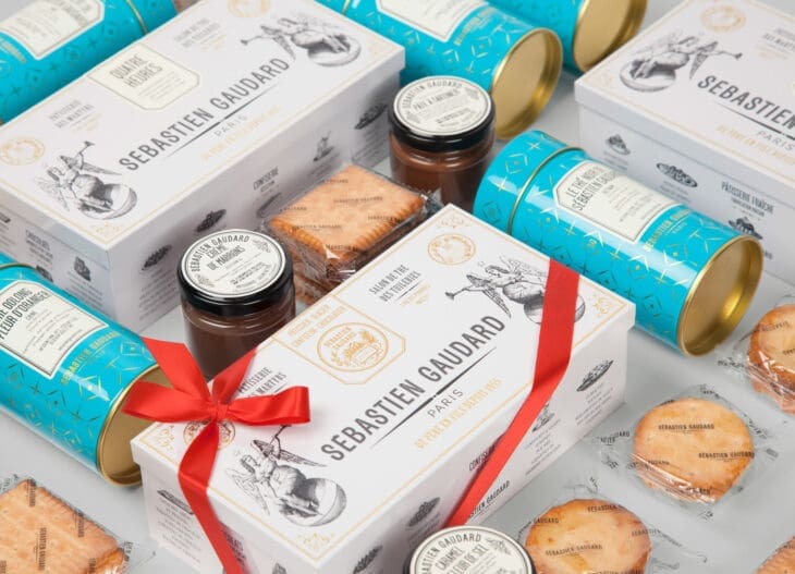 Gamme de produits signée Ich&Kar pour la pâtisserie parisienne de Sébastien Gaudard : boîtes à gâteaux rétro et packagings de thé monogrammés, évoquant l'élégance d'antan.