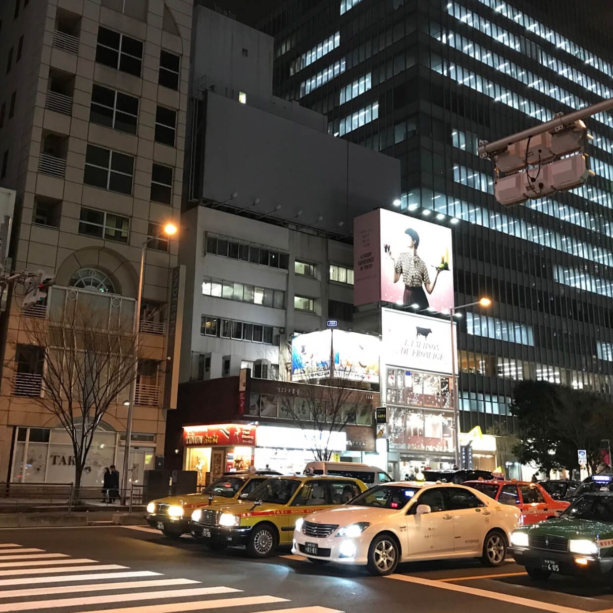 le retail design pensé jour et nuit, dans le fashion district de tokyo le pop up store d'ichetkar rayonne