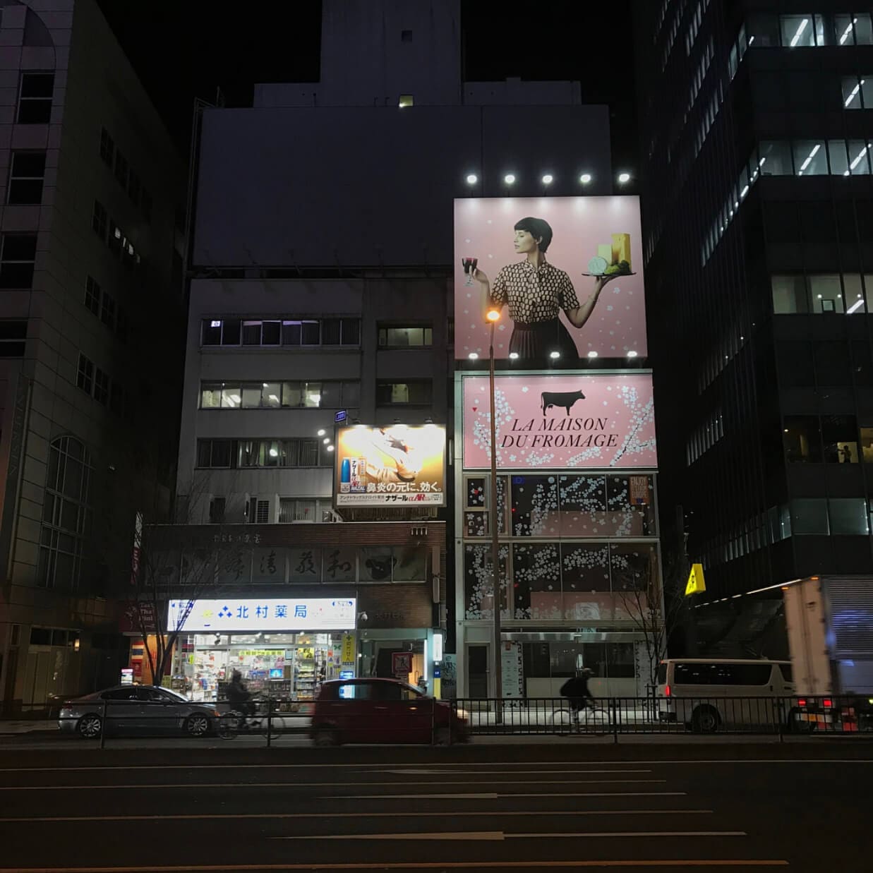 le retail design pensé jour et nuit, dans le fashion district de tokyo le pop up store d'ichetkar rayonne