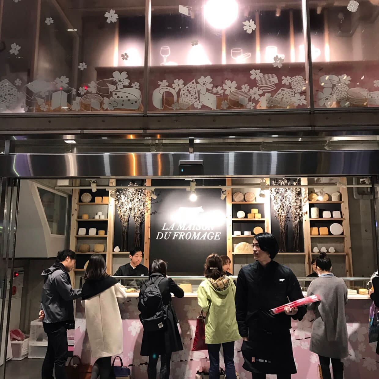 le retail design pensé jour et nuit, dans le fashion district de tokyo le pop up store d'ichetkar rayonne