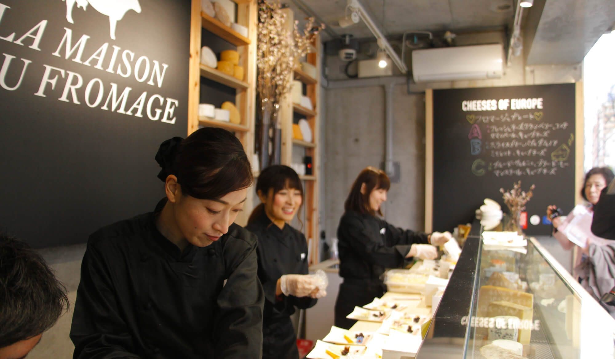 retail design de la maison du fromage a Tokyo par le bureau Ich&kar