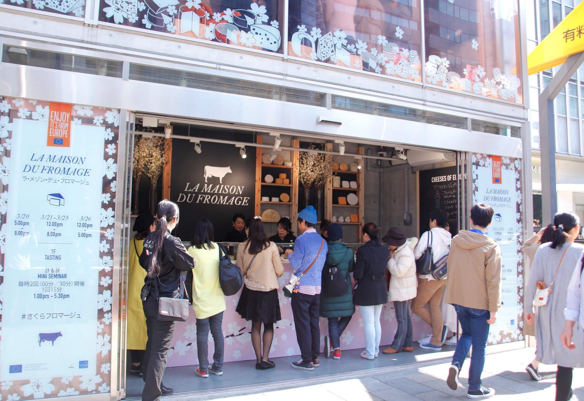 habillage graphique du pop up store de la maison du fromage à tokyo, Japon. Arbre japonais sakura en vitrophanie, design ichetkar