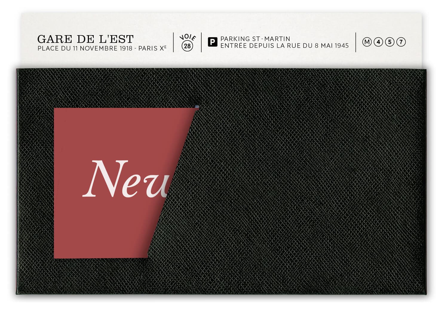 invitation luxueuse en noir et blanc avec petite pochette en papier imitation cuir grainé dessinée par le studio de graphisme ich&kar