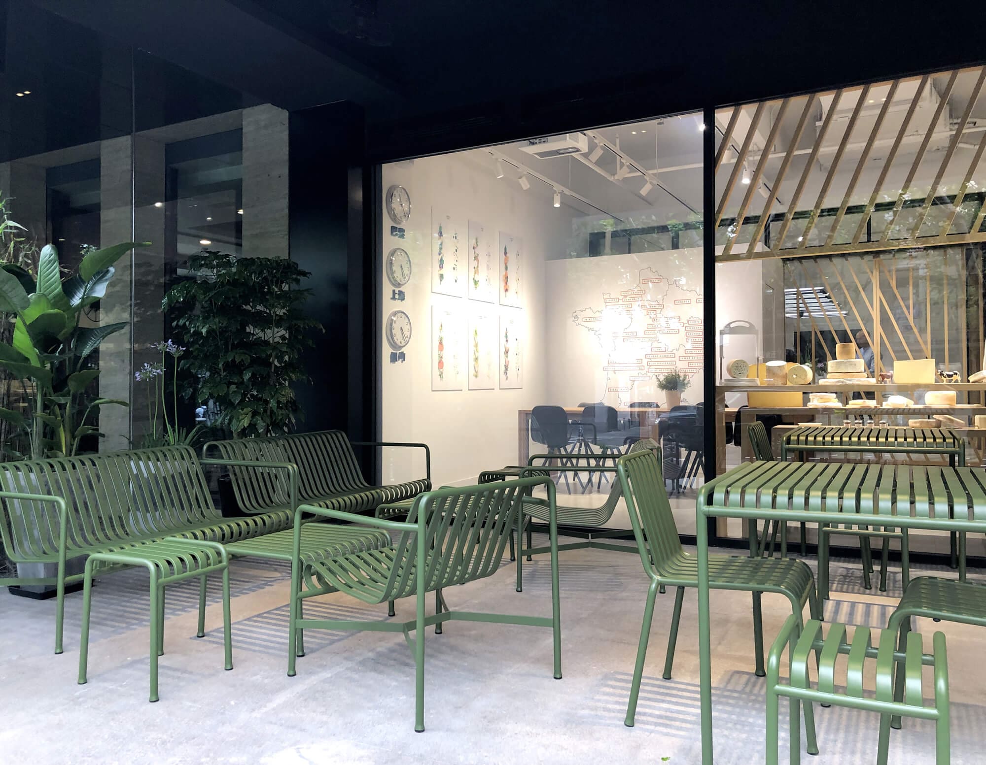 la terrasse du concept store la cremerie a Shanghai avec le mobilier Hay dessiné par les frères bouroullec, choisit par IchetKar