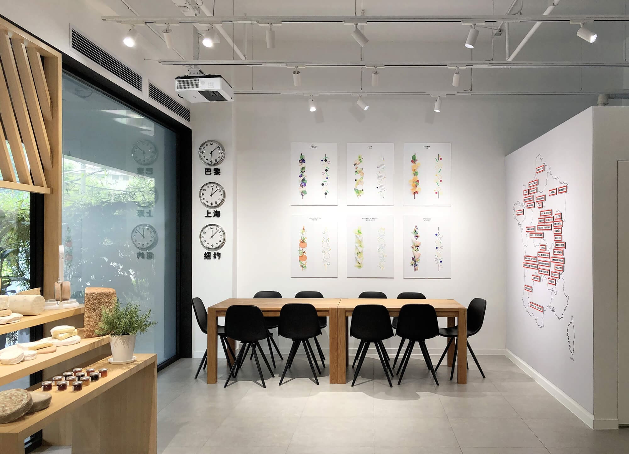 L'espace d'exposition de la Crèmerie avec expo photo et carte de france des fromages, design IchetKar