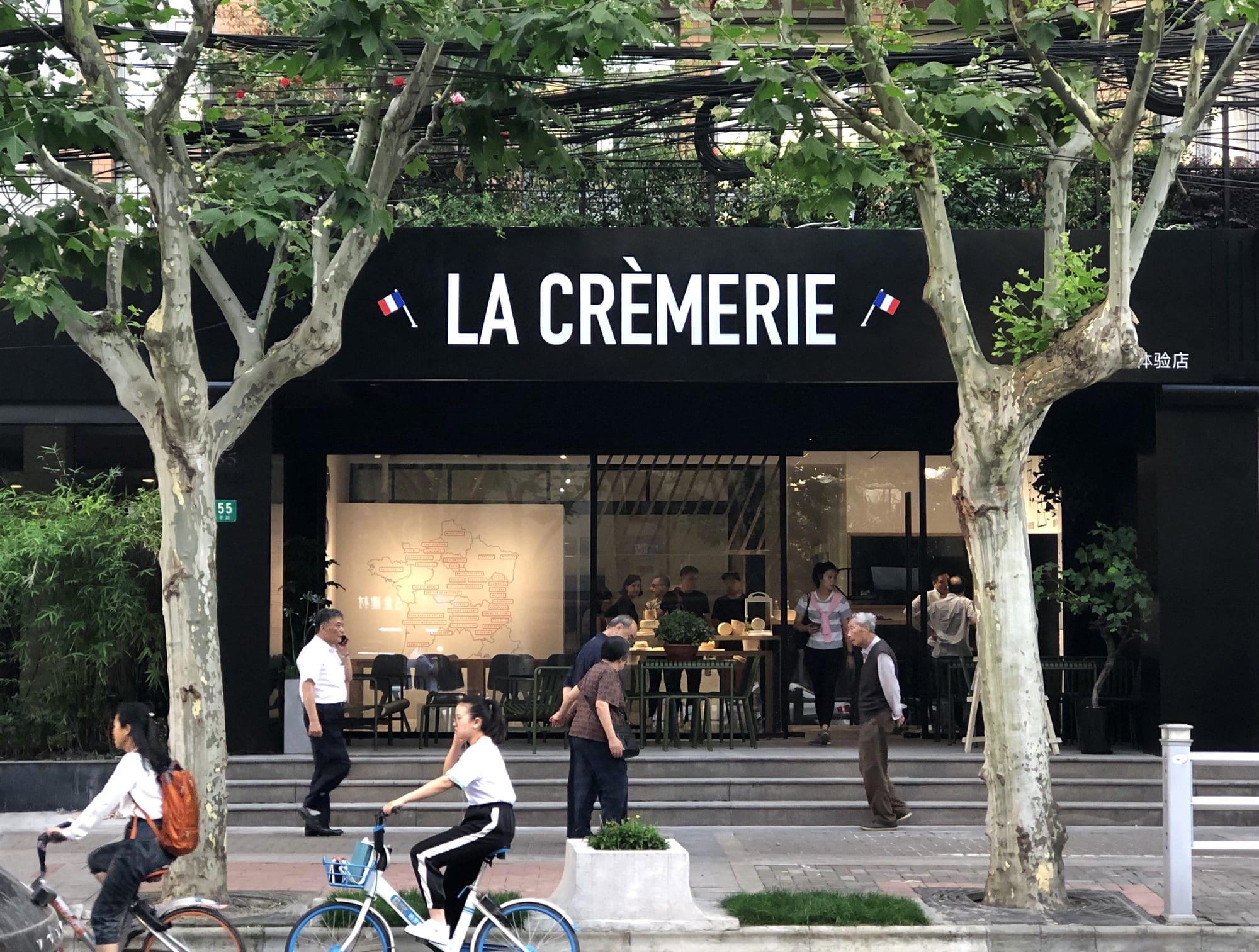Devanture du concept store La cremerie à Shanghai avec sa terrasse esprit jardin du Luxembourg à Paris