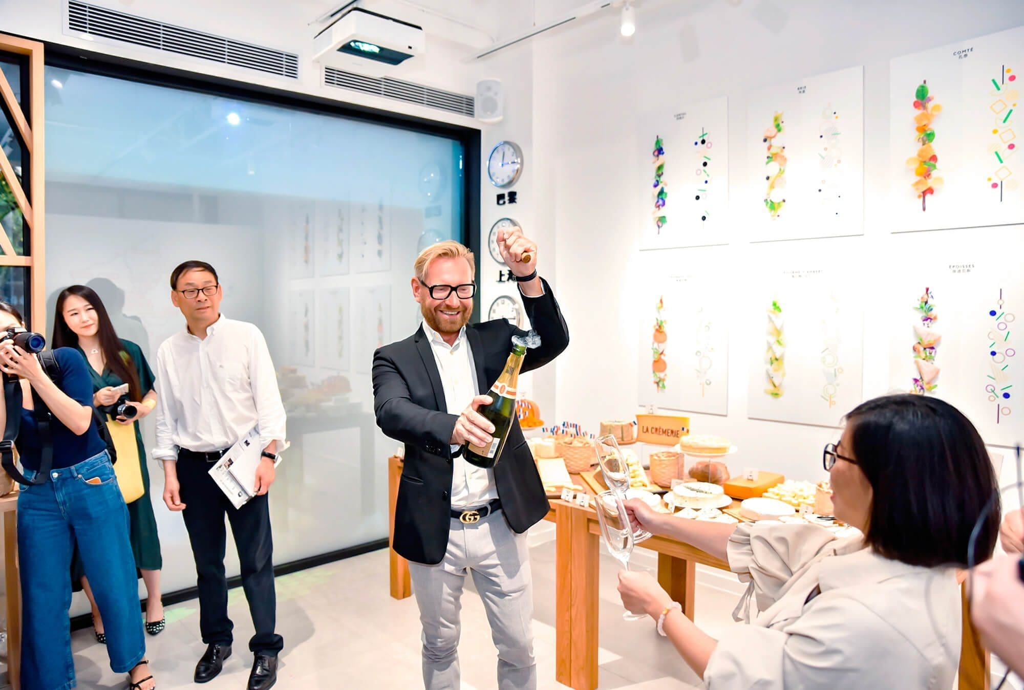 La fête d'ouverture de la Crémerie à Shanghai, premier magasin de fromage et de produits laitiers en chine
