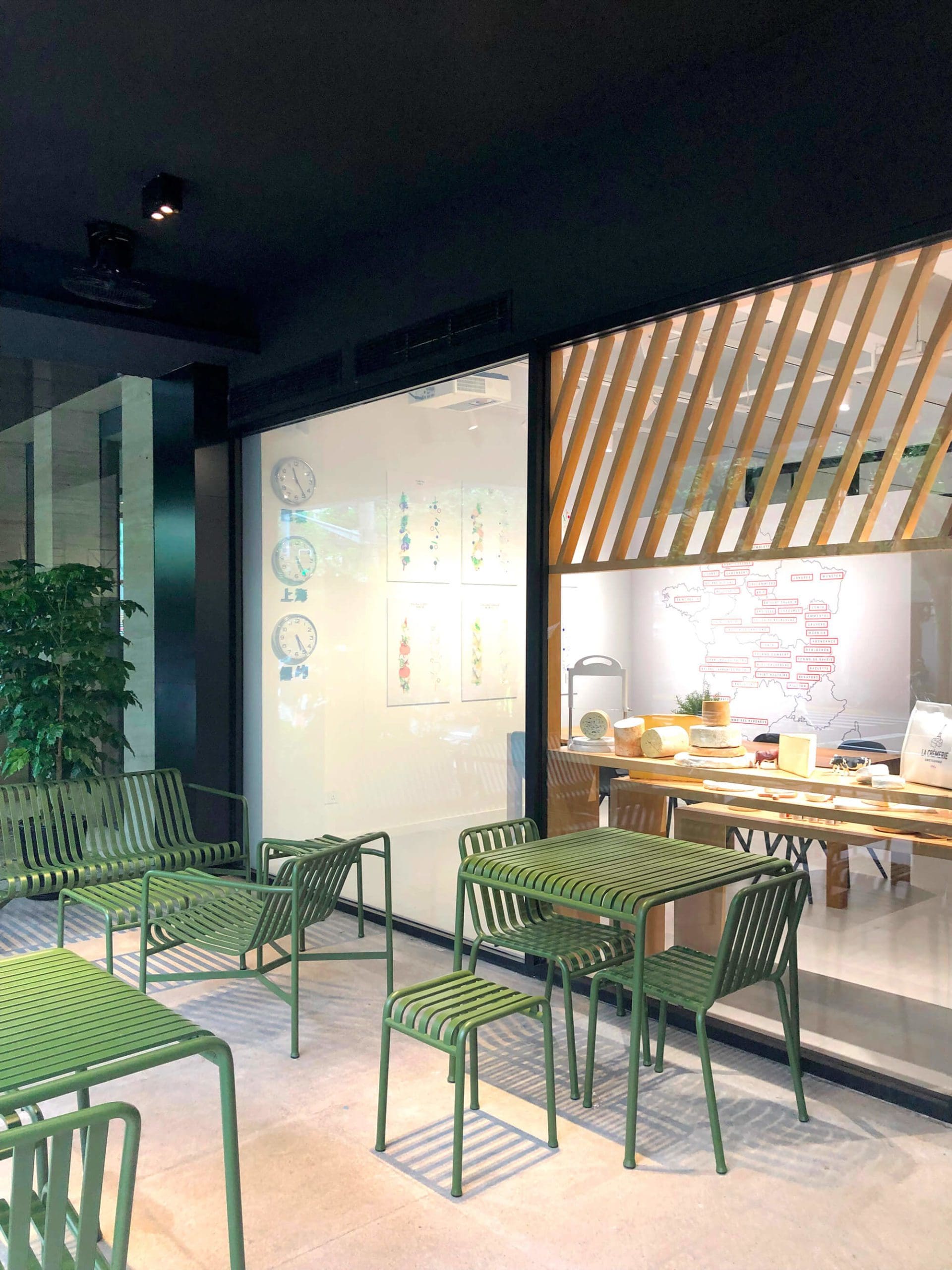 le mobilier Hay dessiné par les frères breton bouroullec choisit par IchetKar pour la terrasse du concept store la cremerie a Shanghai