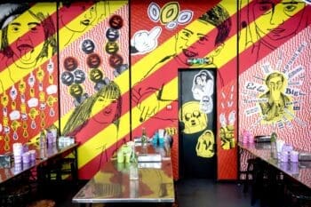 Ichetkar signe une fresque punk pour le restaurant Street Bangkok Grill and Beer, à deux pas du canal Saint-Martin.