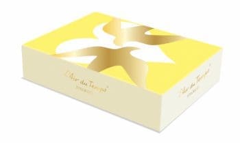 Ich&Kar dessine un coffret 'l'Air du temps' avec colombes, blanc, jaune, et une touche d’or, reprenant les fondamentaux de la marque.