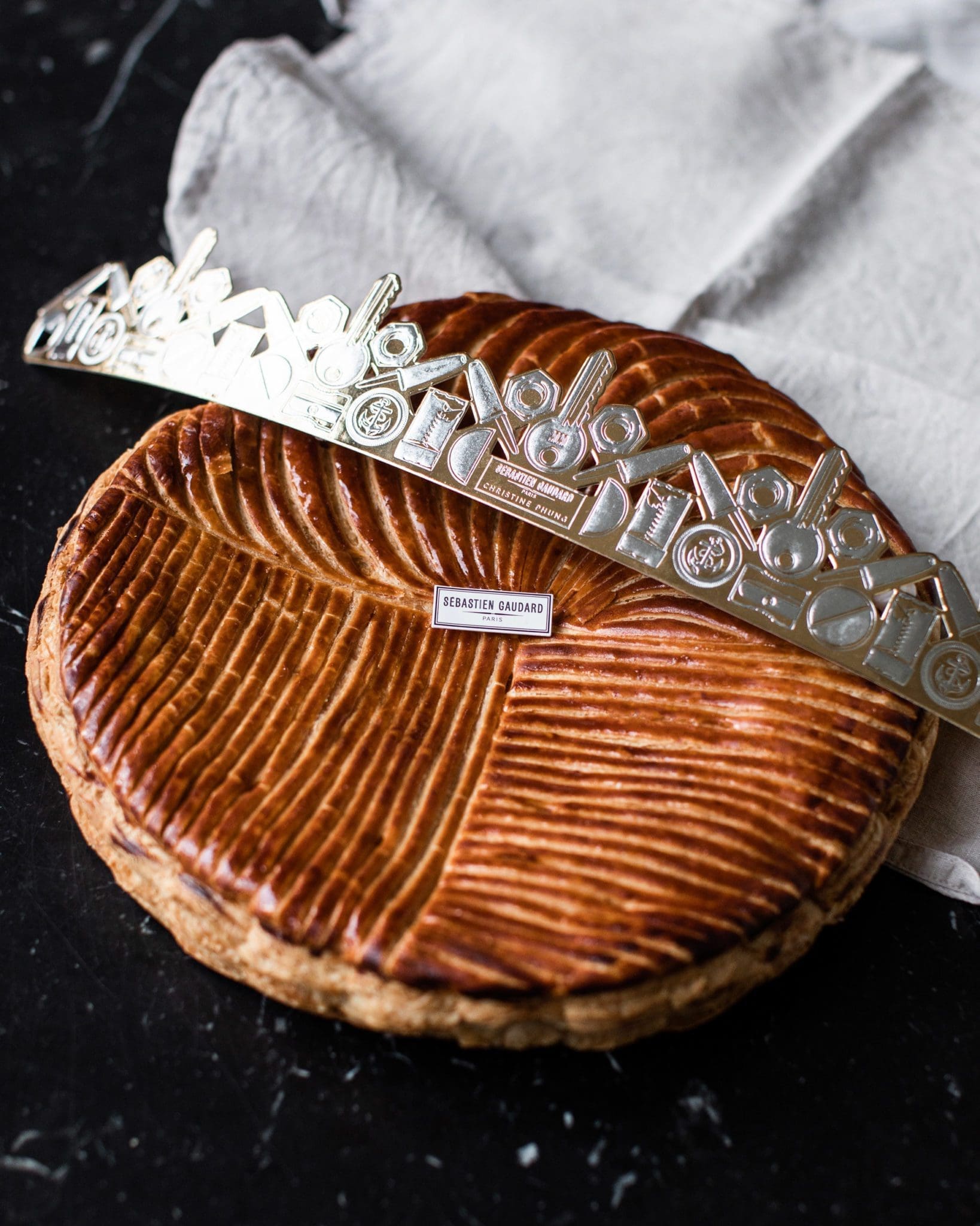 Une couronne déclinée par le studio ichetkar inspirée par les sept fèves, drôles d’objets du quotidien imaginés par la créatrice de mode Christine Phung.