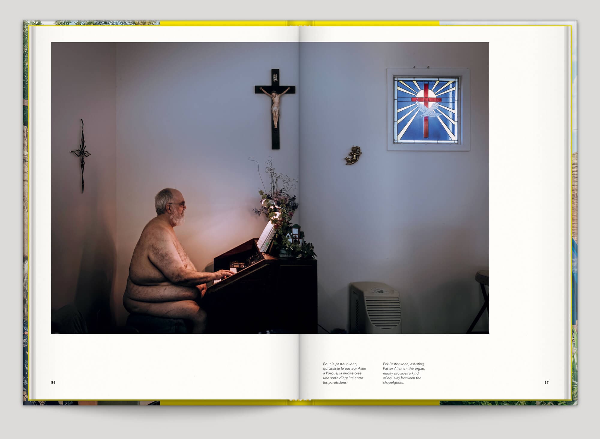La série Naked Church de Cyril Abad photographie une communauté naturiste, design IchetKar