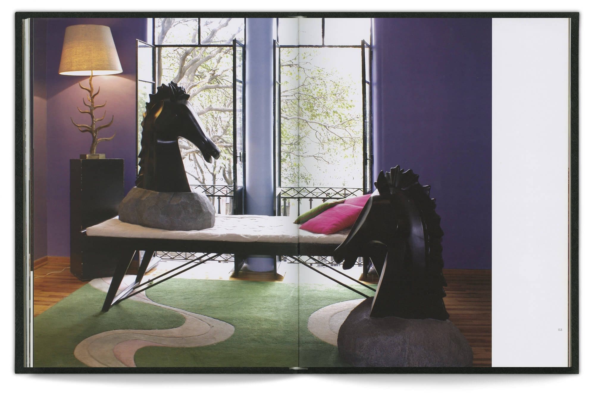 Double page du livre Chic by accident montrant une photo de decoration d'interieur