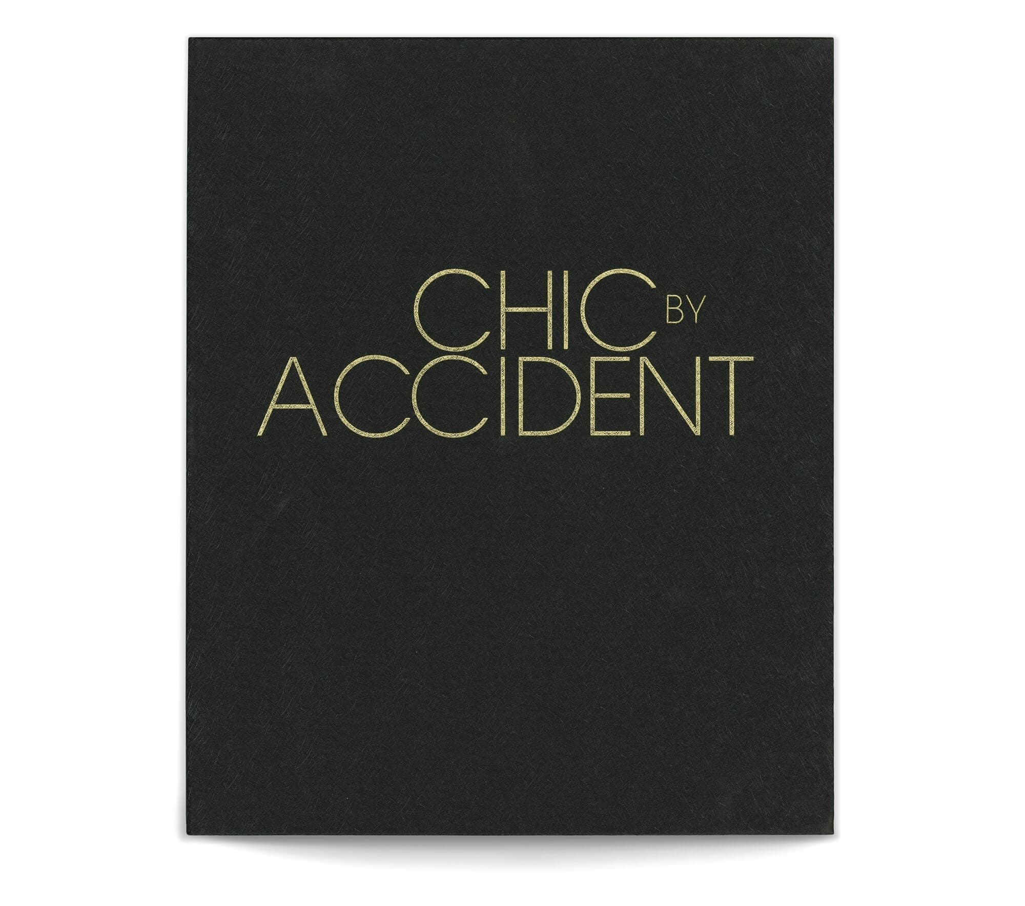Le livre de Chic by accident se présente dans un coffret au papier texturé avec une dorure a chaud, design IchetKar